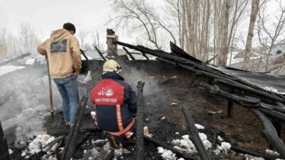 Van’ın Erciş ilçesinde bir evin çatı katında çıkan yangın, itfaiye