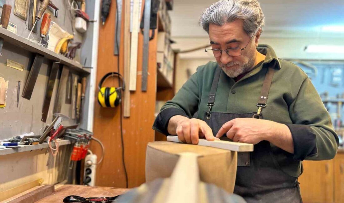 Van’da bağlama ustası Tevhid Topal tarafından tamamen el emeğiyle üretilen