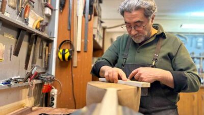 Van’da bağlama ustası Tevhid Topal tarafından tamamen el emeğiyle üretilen