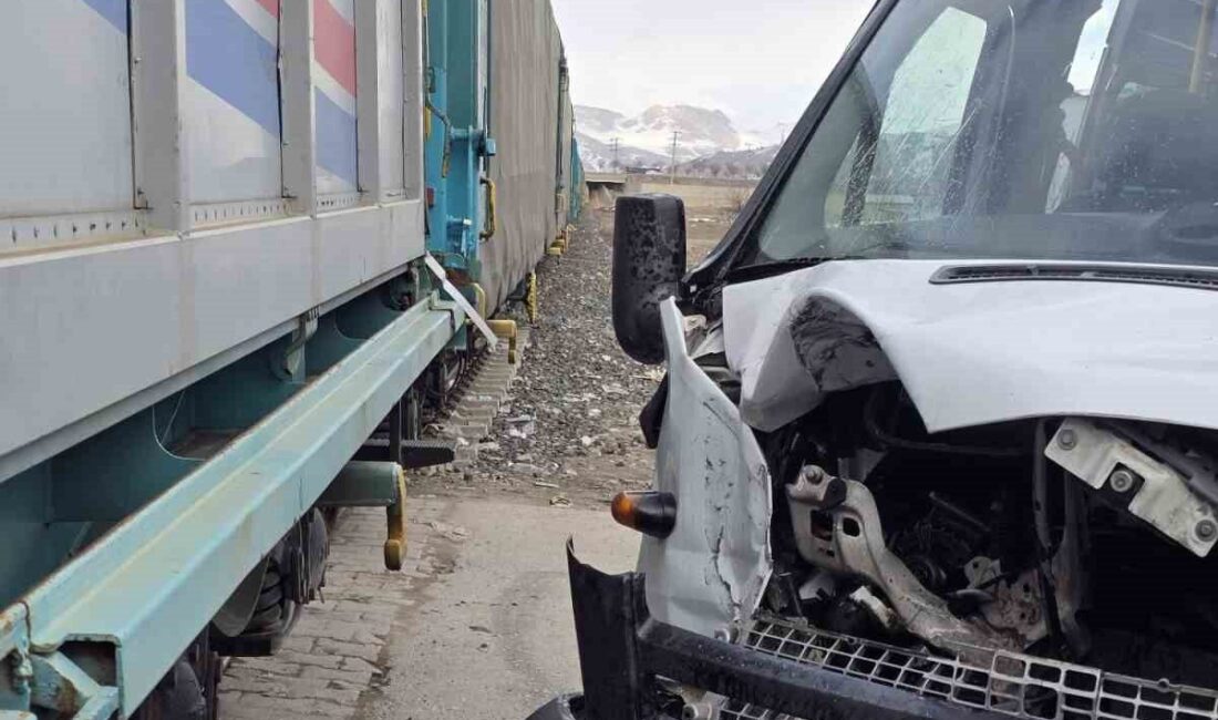 Van’ın Tuşba ilçesinde hemzemin geçitte tren ile okul servisi çarpıştı.