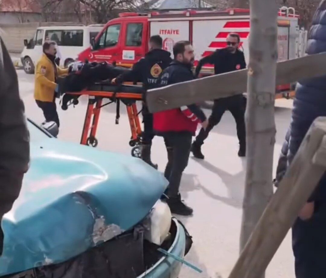 Van’ın Edremit ilçesinde iki otomobilin çarpıştığı kazada 5 kişi yaralandı.