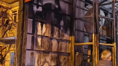 Van’ın İpekyolu ilçesinde bir iş yerinde çıkan yangına müdahale eden