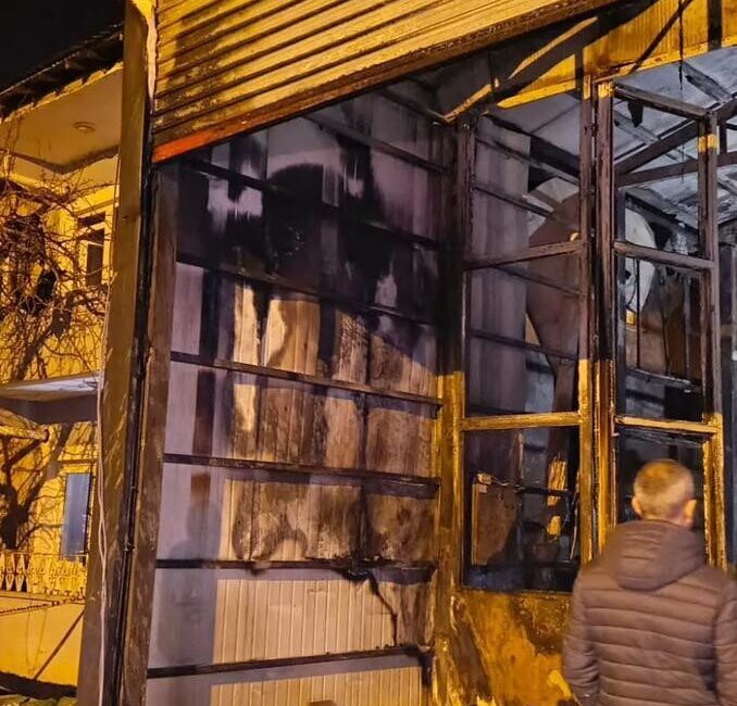 Van’ın İpekyolu ilçesinde bir iş yerinde çıkan yangına müdahale eden