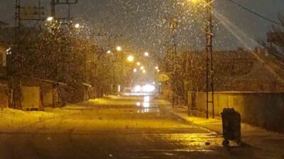 Van’da akşam saatlerinde etkili olan lapa lapa kar yağışı, kenti
