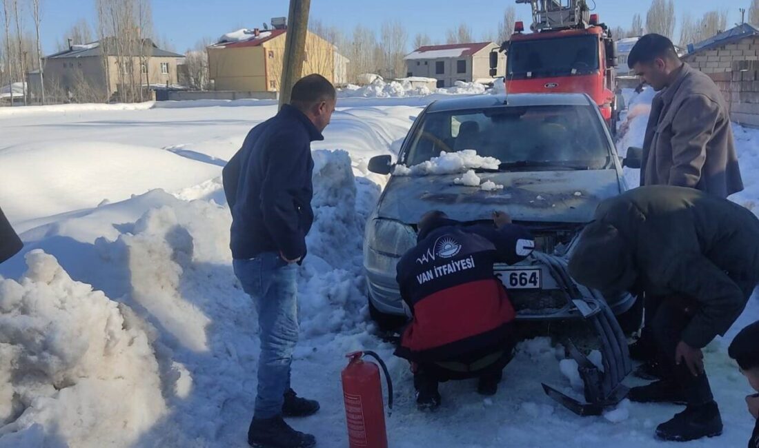 Van’ın Çaldıran ilçesinde seyir halinde iken yanmaya başlayan otomobil, itfaiye