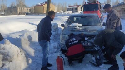 Van’ın Çaldıran ilçesinde seyir halinde iken yanmaya başlayan otomobil, itfaiye