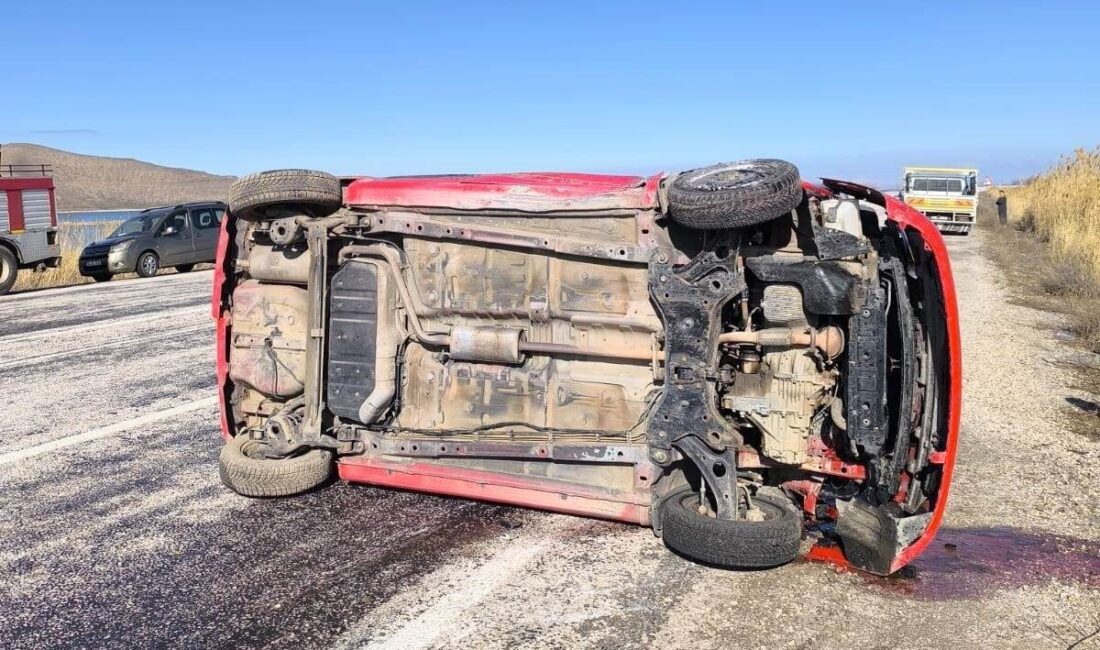 Van’ın Gevaş ilçesinde otomobilin takla atması sonucu meydana gelen trafik