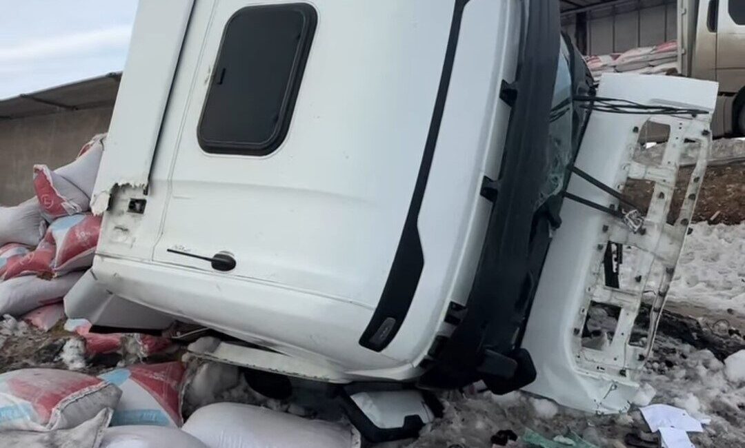 Van’ın Erciş ilçesinde tırın şarampole yuvarlanması sonucu meydana gelen trafik