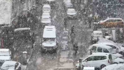 Van’da sabah saatlerinde aralıklarla başlayan kar yağışı, ilerleyen saatlerde etkisini