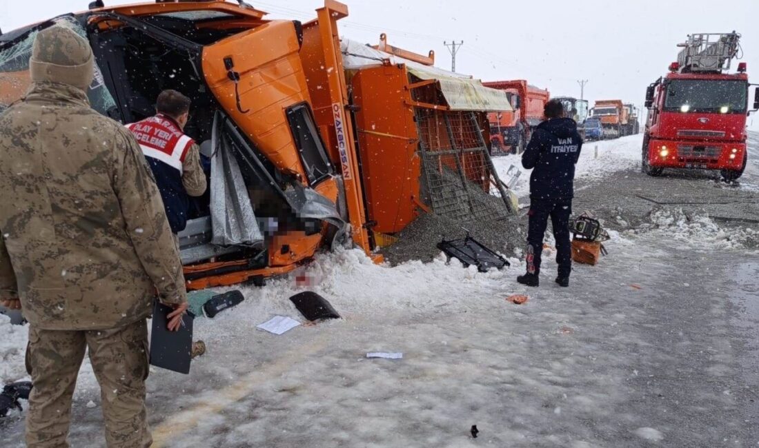 Van’ın Çaldıran ilçesinde yol açma çalışması yürüten Karayollarına ait iş