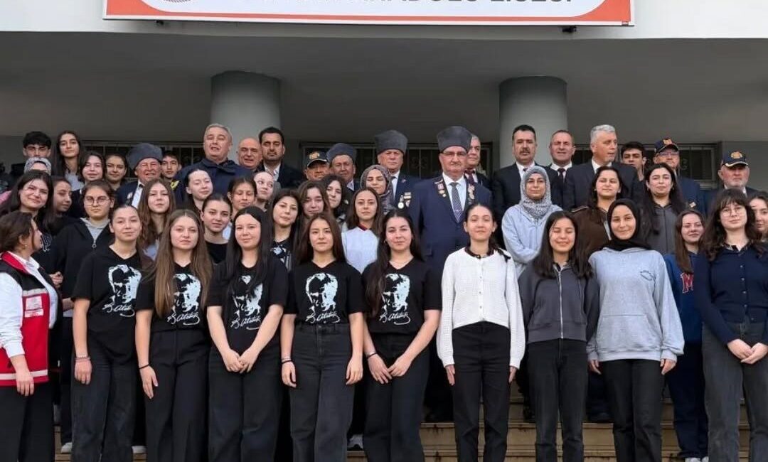Havran Anadolu Lisesi konferans salonunda düzenlenen “Vatan ve Kahramanlık Buluşmaları”