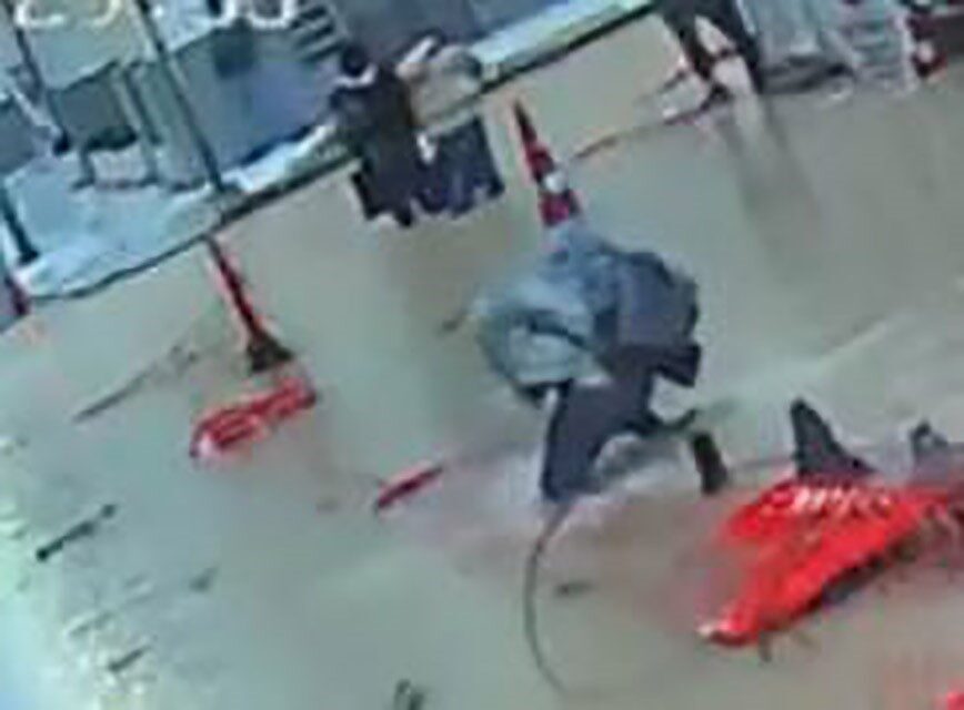 İzmir’de sağanak yağış sebebiyle Alsancak bölgesinde bir vatandaş oluşan su