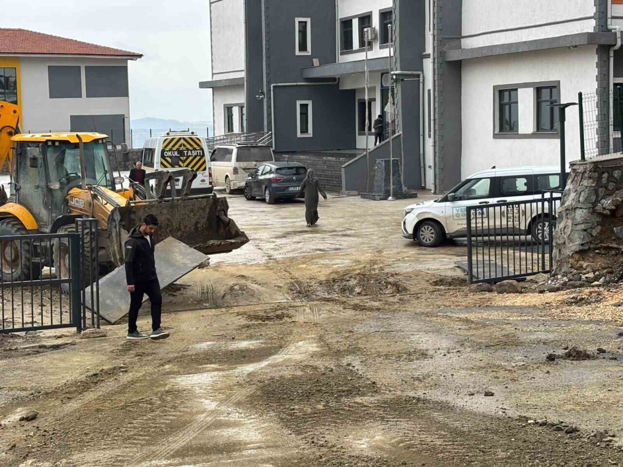 Hatay’da yağışların ardından çamurla kaplanan okul girişinin sosyal medyada bir