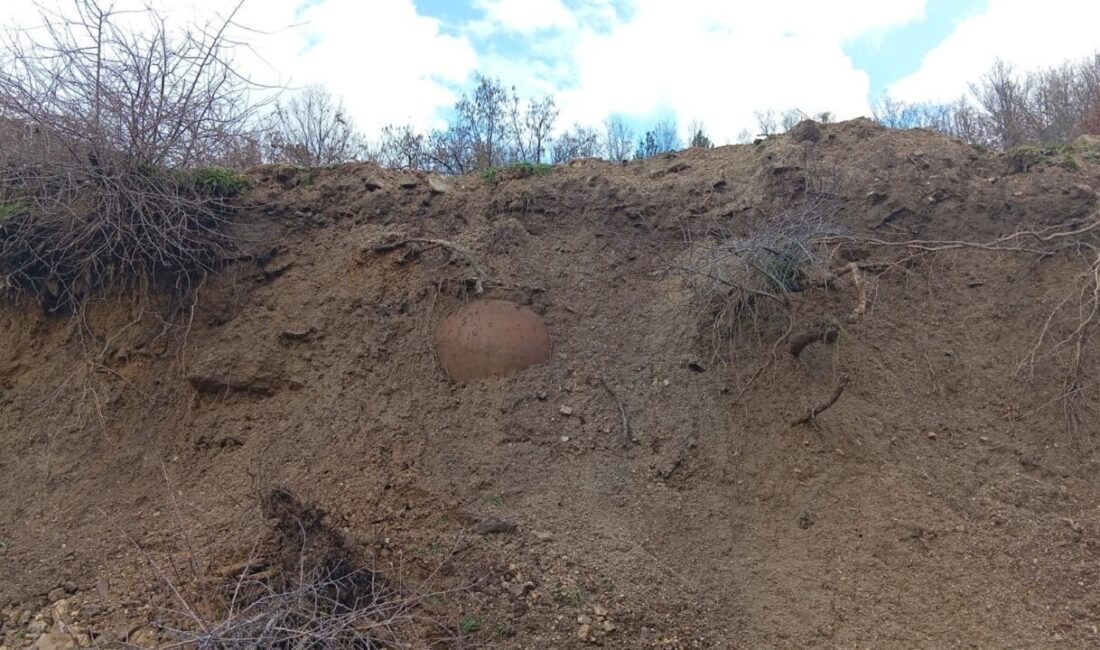 Denizli’de yağışlar sonrası toprak kayması sonucu tarihi küp gün yüzüne