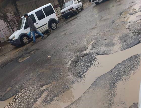 Diyarbakır’ın Ergani ilçesinde bozuk yollar vatandaşların tepkisine neden oldu. Ergani