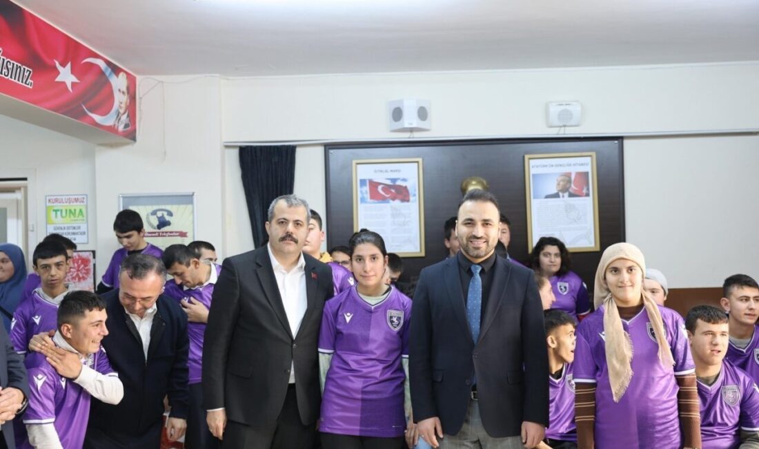 Vezirköprü’de özel öğrenciler, Samsunspor forması ile sevindirildi. Kaymakam Özgür Kaya