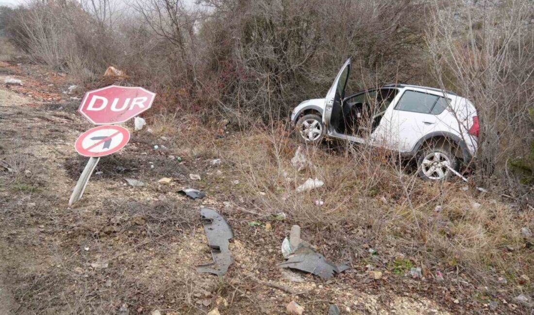 Kastamonu’da virajı alamayan otomobil yol kenarındaki ağaçlara çarparak durabildi. Kazada