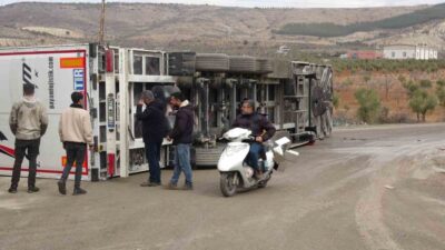 Kilis’te Duruca köyü yolu üzerinde virajı alamayan tır yan yattı.