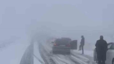 Şanlıurfa’nın Viranşehir ilçesi ile Diyarbakır’ı birbirine bağlayan karayolunda yaşanan kar