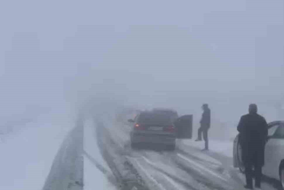 Şanlıurfa’nın Viranşehir ilçesi ile Diyarbakır’ı birbirine bağlayan karayolunda yaşanan kar