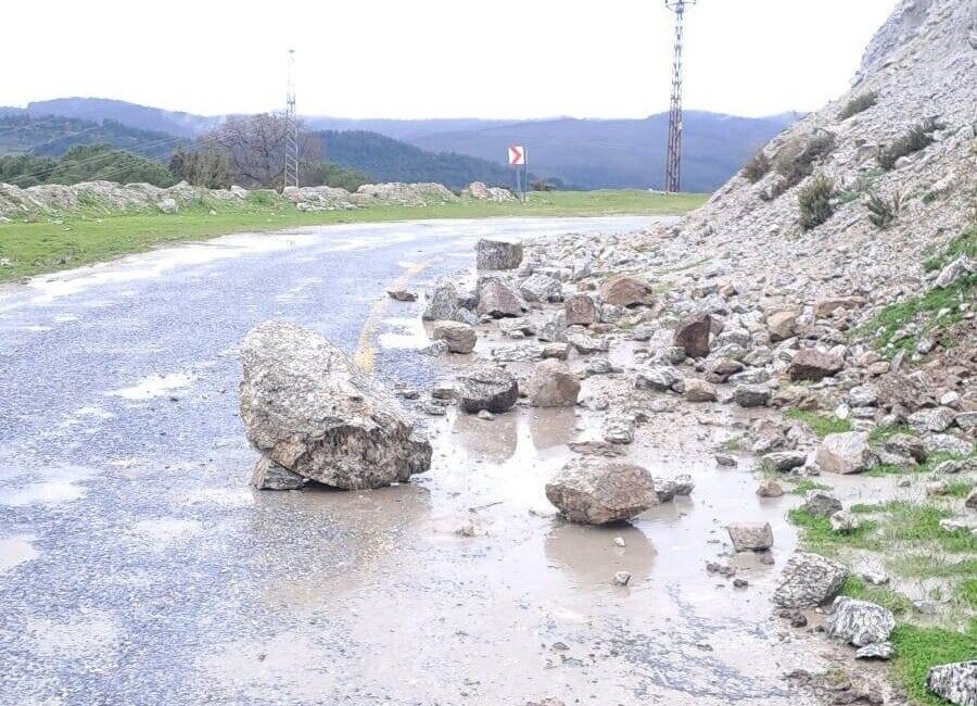 Aydın’ın Koçarlı ilçesinde etkili olan yağışlar sonrasında toprak kaymas meydana