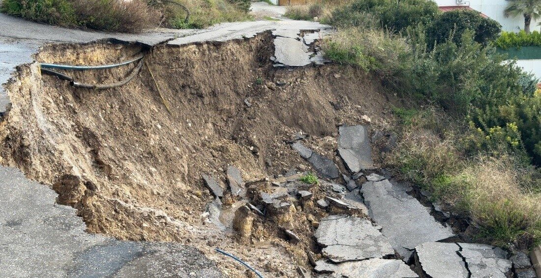 İzmir’in Çeşme ilçesinde etkili olan sağanak yağışlar, küçük çaplı bir