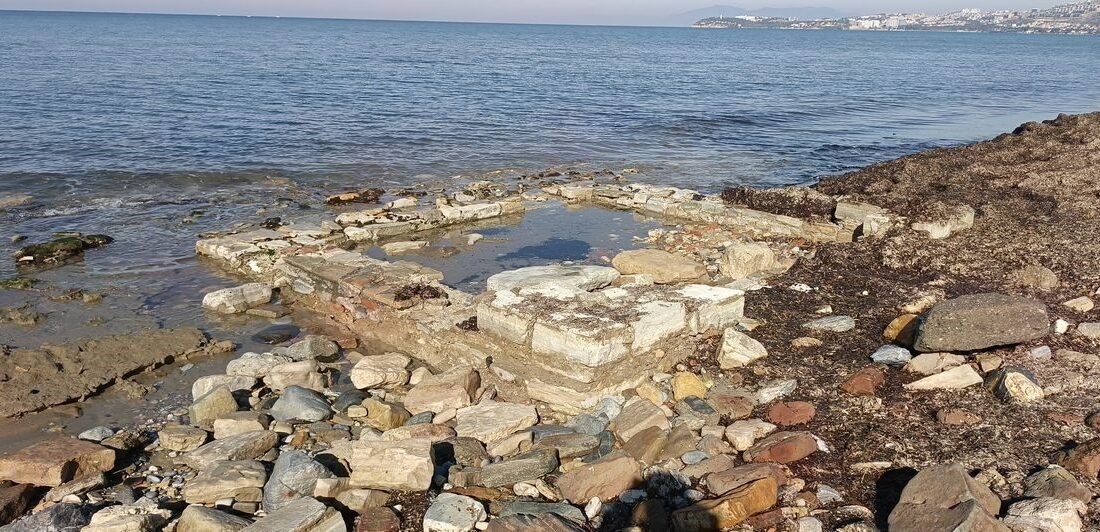 Aydın’ın Kuşadası ilçesinde sağanak yağış sonrası yaşanan sel sebebiyle, denize