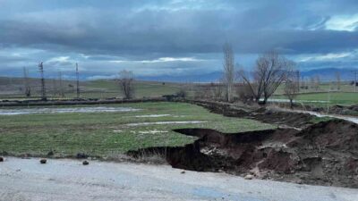 Afyonkarahisar’ın Sandıklı ilçesinde yaşanan aşırı yağışlar sonrası köyü birbirine bağlayan