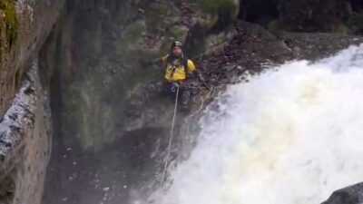 Bursa’nın Orhangazi ilçesinde bulunan Sölöz Kanyonu’nda doğa yürüyüşüne çıkan dağcı