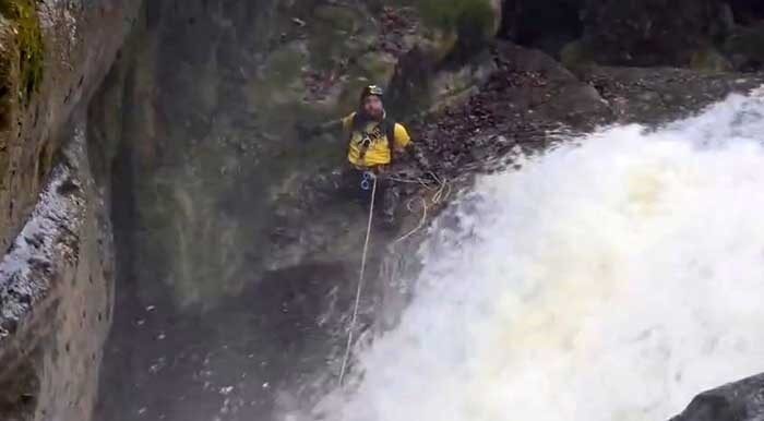Bursa’nın Orhangazi ilçesinde bulunan Sölöz Kanyonu’nda doğa yürüyüşüne çıkan dağcı