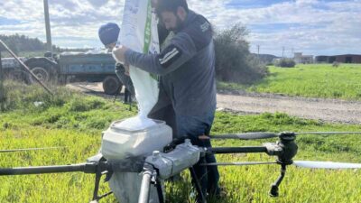 İzmir’de sağanak yağışların ardından tarlalar balçığa döndü. Traktörleriyle araziye giremeyen
