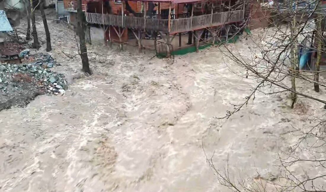 Kayseri’nin Yahyalı ilçesinde etkili olan yağışların ardından dere yatağında taşkınlar