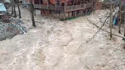 Kayseri’nin Yahyalı ilçesinde etkili olan yağışların ardından dere yatağında taşkınlar
