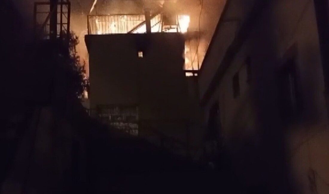 Adana’nın Kozan ilçesinde gece saatlerinde çıkan ev yangınında alevler geceyi