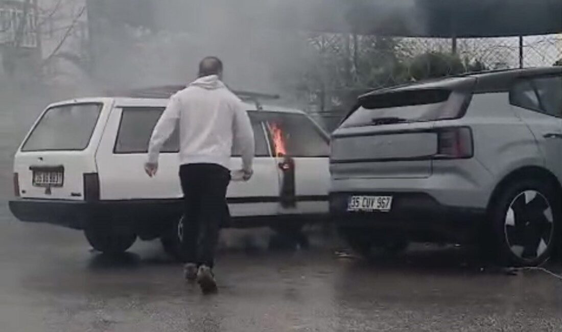 İzmir’in Torbalı ilçesinde park halindeki bir otomobilde çıkan yangın, vatandaşların