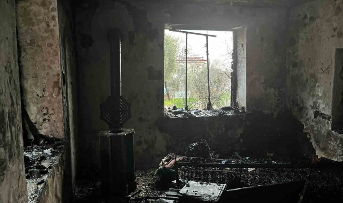 Antalya’nın Manavgat ilçesinde bir ikamette sobadan sıçrayan kıvılcım nedeniyle yangın