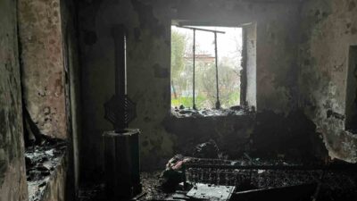 Antalya’nın Manavgat ilçesinde bir ikamette sobadan sıçrayan kıvılcım nedeniyle yangın