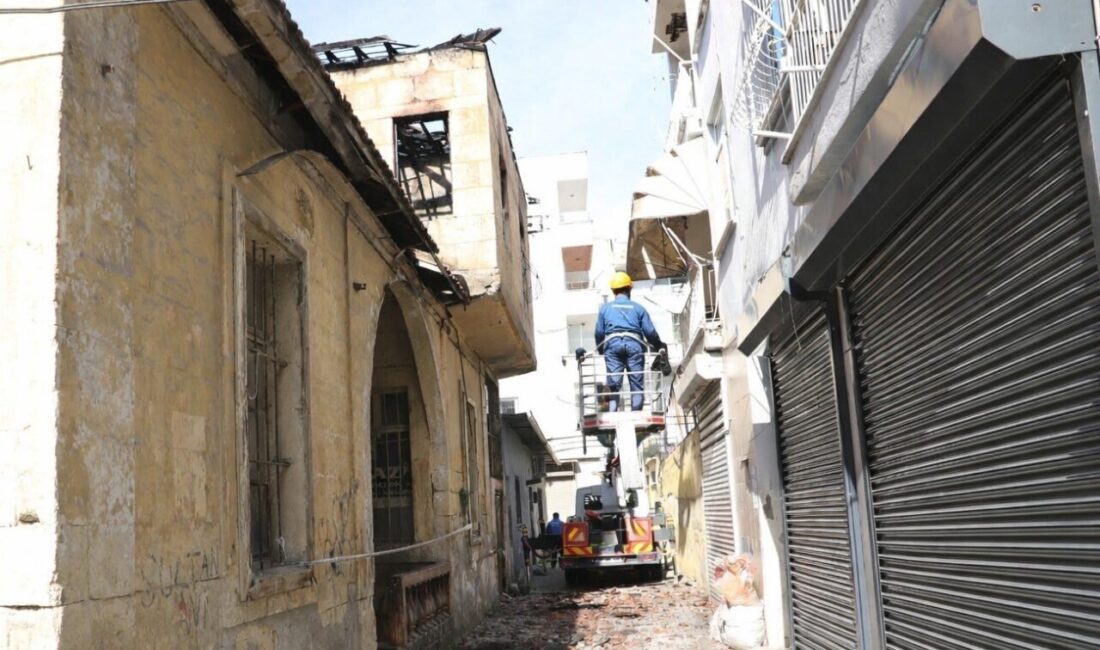 Mersin’in merkez Akdeniz ilçesinde yangın nedeniyle zarar gören tarihi Mersin