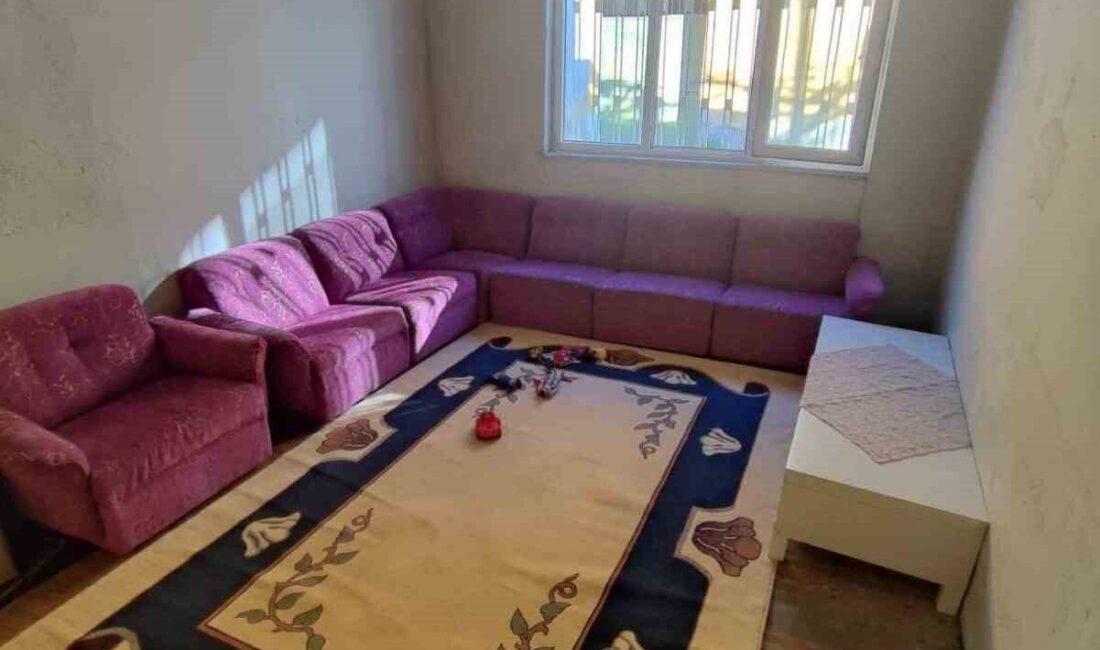 Denizli Büyükşehir Belediyesi Sevgi Eli, Sarayköy’de evi yanan aileye sahip