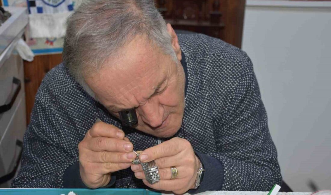 Sakarya’nın Hendek ilçesinde yaklaşık 50 yıldır saat tamirciliği yaparak ailesinin
