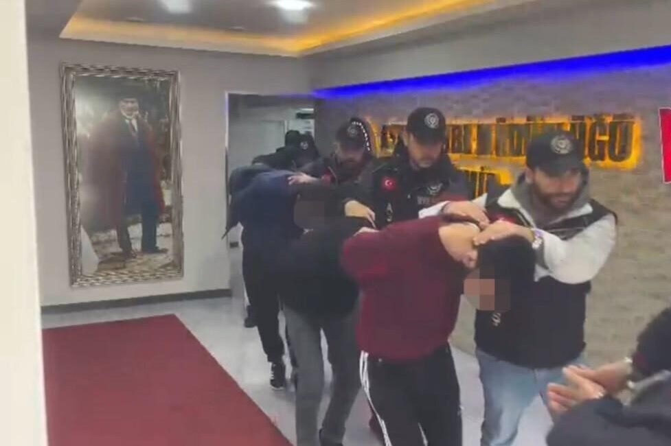 İzmir’in Konak ilçesinde, hırsızlık amacıyla girdikleri evde ev sahibi ile
