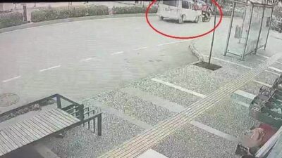 Antalya’nın Manavgat ilçesinde yaya geçidinden geçenlere yol vermek için duraklayan