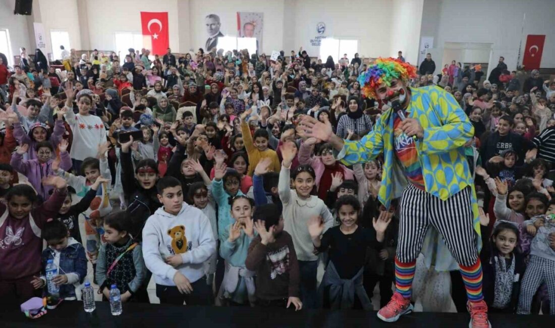 Hatay Büyükşehir Belediyesi tarafından Yayladağı ilçesinde düzenlenen çocuk şenliği programında