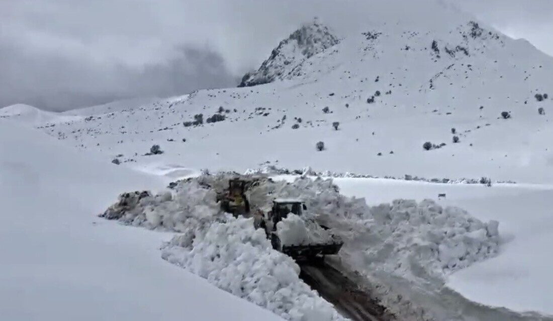 Bingöl’ün Yayladere ilçesinde İl Özel İdaresi ekipleri 2 metreyi bulan