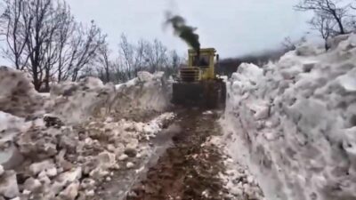 Bingöl’ün Yayladere ilçesinde etkili olan yoğun kar yağışının ardından İl