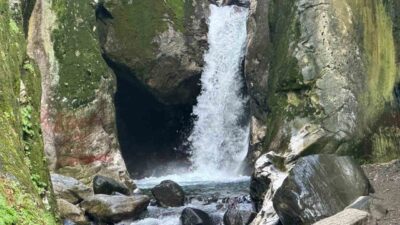 Bursa’nın kayalıklar arasına gizlenmiş doğa harikası Saitabat Şelalesi, bu yıl