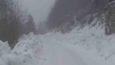 Bolu’da Yedigöller Milli Parkı bölgesinde etkili olan kar yağışı sebebiyle