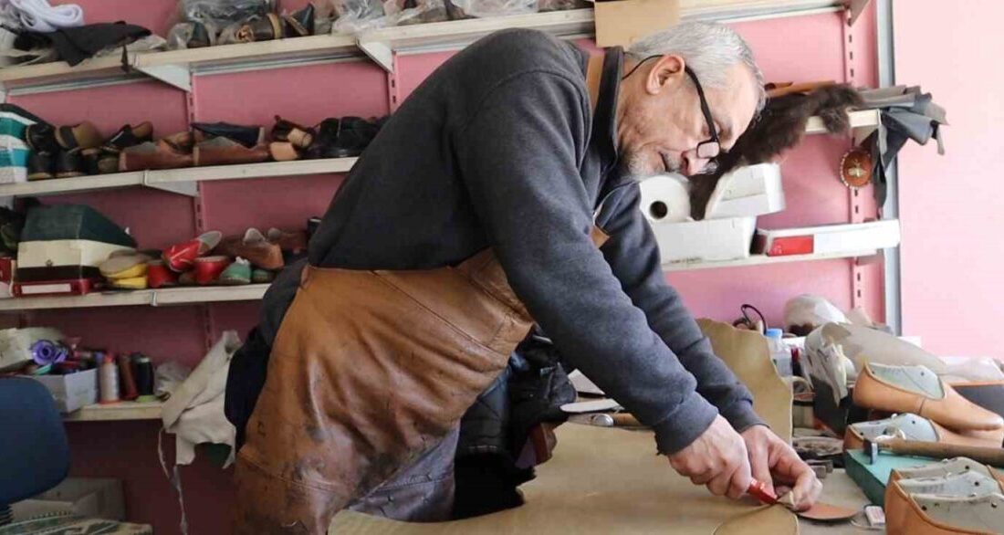 Adıyaman’ın Besni ilçesinde 43 yıldır yemeni ustalığını sürdüren Hakan Özçetinkaya,