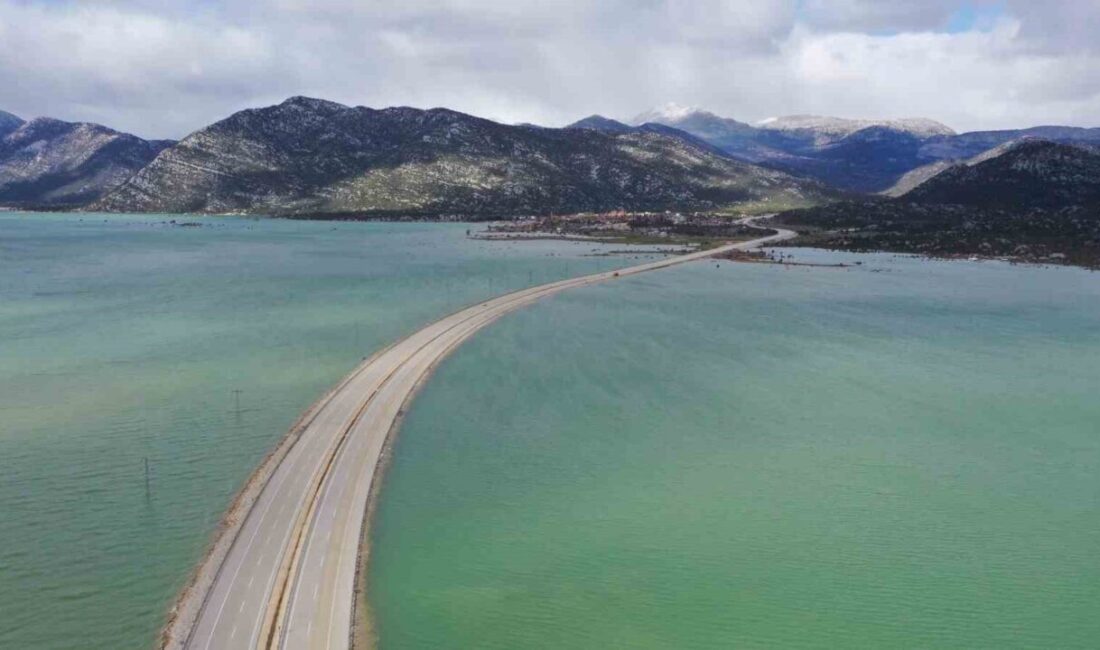 Yeni Antalya-Konya karayolunun Eynif Ovası bölümünde su seviyesinin çekilmeye başladığı