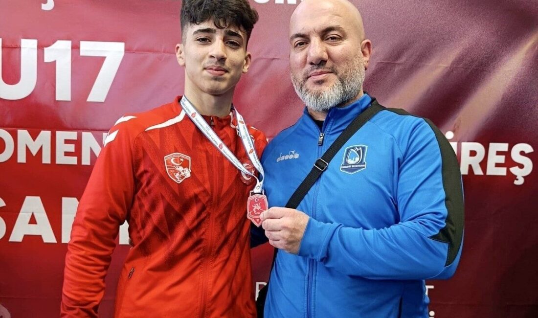 Yunusemre Belediyespor’un başarılı güreşçisi Civan Yalçın, Kocaeli’nin Darıca ilçesinde düzenlenen